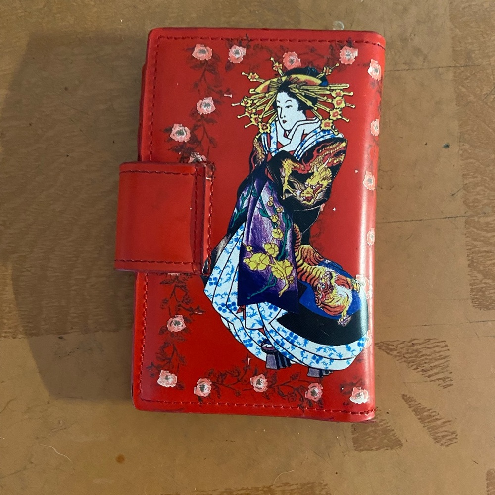 Ed Hardy wallet, beautiful colors, in excellent condition.